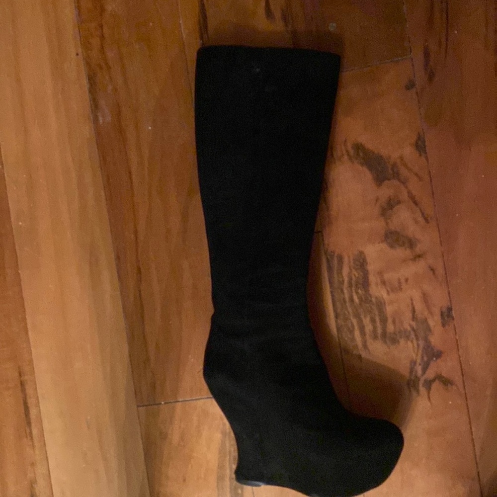 Ty These are Yves Saint Laurent over the knee boots.Only worn twice. Size 7